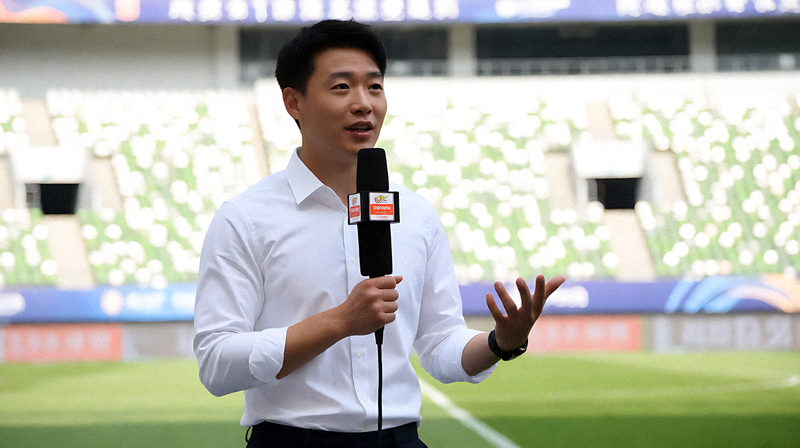 体育媒体记者在赛场边进行赛事采访与报道